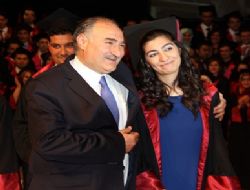 Yılmaz kızına diploma verdi